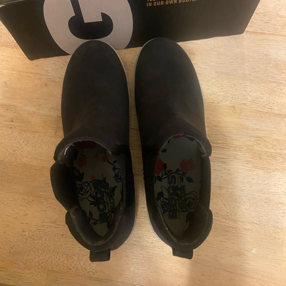 BOGS Women's Kicker Chelsea Leather Boot black size 10
NWOT - Picture 7 of 7